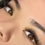 Hybrid lash extensions blending classic and volume